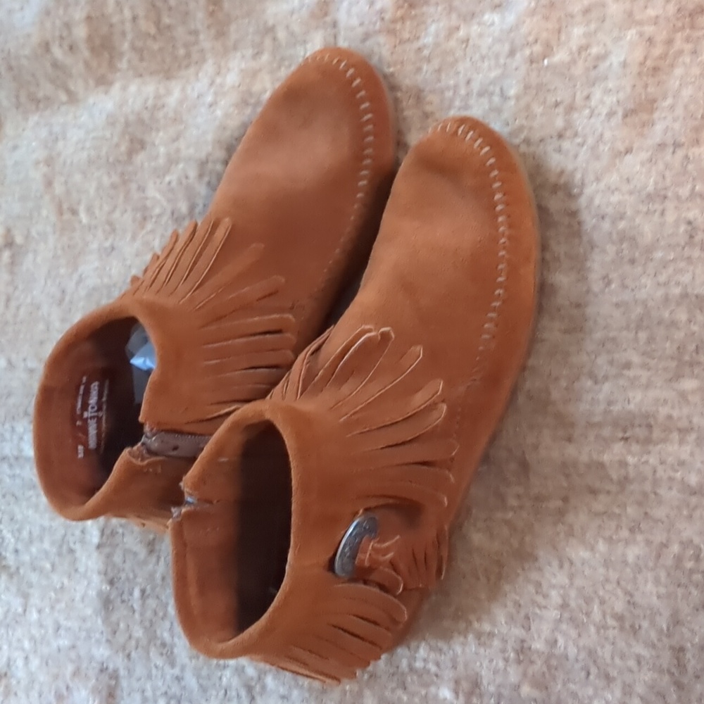 MINNETONKA* size 7 women's suede Moccasin shoes, rubber sole, side zip